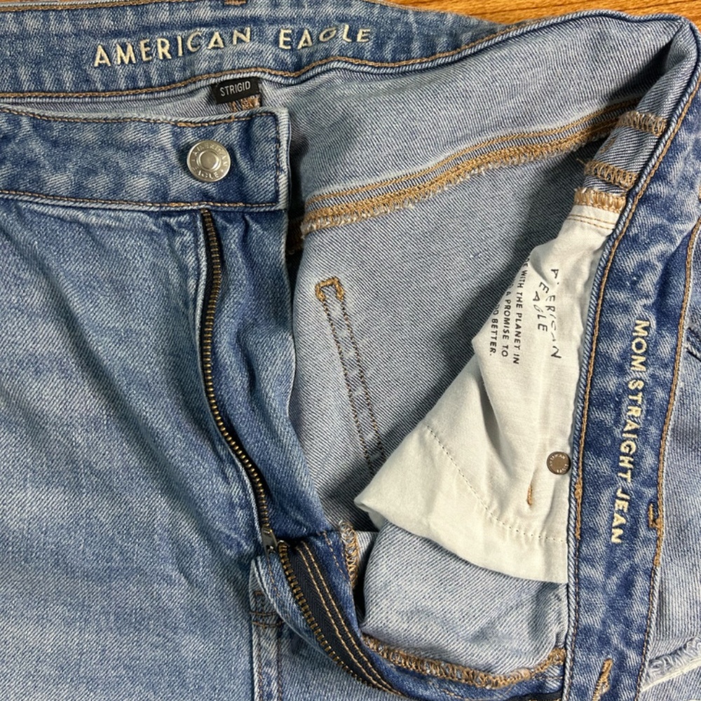 AE Mom jeans/High waisted - Picture 2 of 4